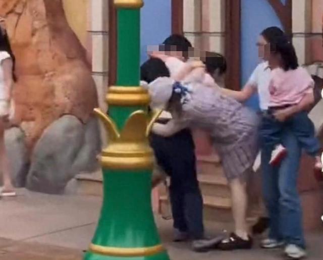 撕开眼睛流血孩子受牵连目击者发声麻将胡了迪士尼互殴后续！衣服被(图3)