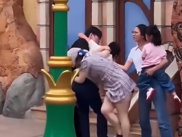 撕开眼睛流血孩子受牵连目击者发声麻将胡了迪士尼互殴后续！衣服被(图5)