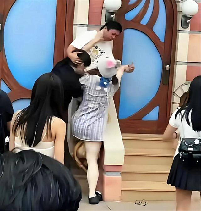 撕开眼睛流血孩子受牵连目击者发声麻将胡了迪士尼互殴后续！衣服被(图6)