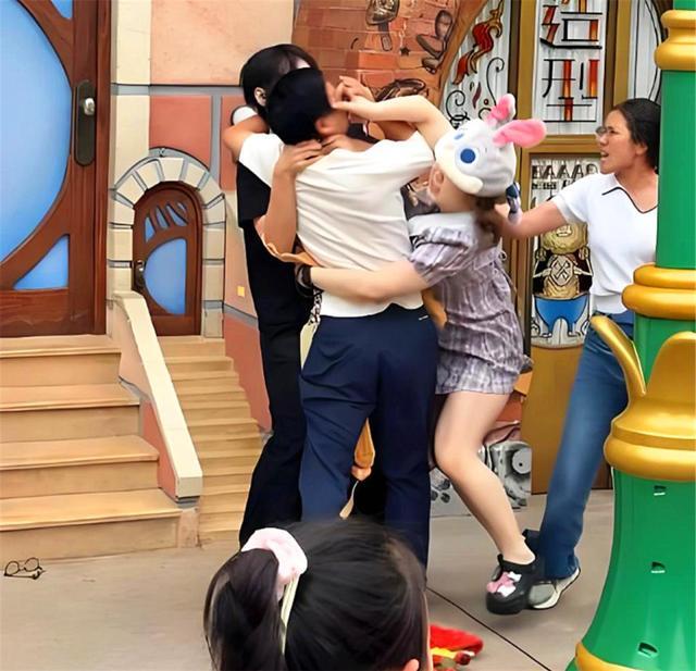 撕开眼睛流血孩子受牵连目击者发声麻将胡了迪士尼互殴后续！衣服被(图7)