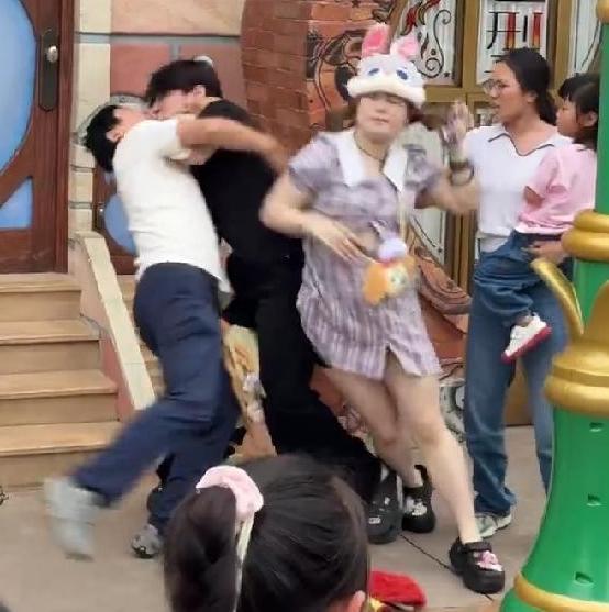 撕开眼睛流血孩子受牵连目击者发声麻将胡了迪士尼互殴后续！衣服被(图8)