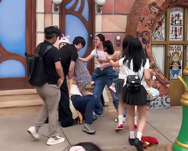 撕开眼睛流血孩子受牵连目击者发声麻将胡了迪士尼互殴后续！衣服被(图12)