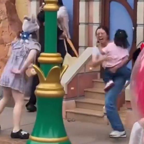 撕开眼睛流血孩子受牵连目击者发声麻将胡了迪士尼互殴后续！衣服被(图17)