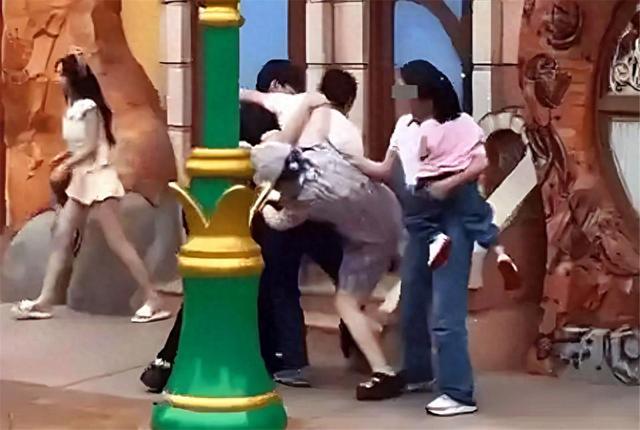 撕开眼睛流血孩子受牵连目击者发声麻将胡了迪士尼互殴后续！衣服被(图18)